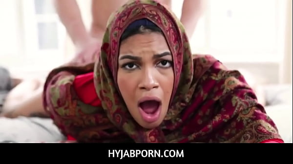 Maya Farrell, Gadis Arab Berhijab Dengan Pantat Montok, Dijodohkan Untuk Nikah Paksa, Siap Digarap Habis-habisan.