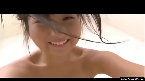 Gadis Pembantu Asia Montok Mandi Di Kamar Mandi, Basah Kuyup Menggoda