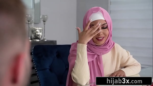 Hijab Ketatnya Tetap Terpasang, Si Mungil Manis Ini Digaruki Habis-habisan.