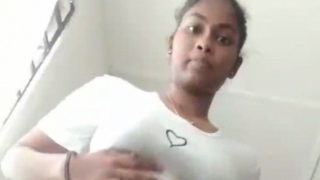 Babe Tamil Buka Baju Sambil Mainin Memek Basah