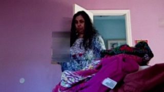 Ngintipin Tante Desi Montok Ganti Baju Di Kamar, Bikin Ngilu.