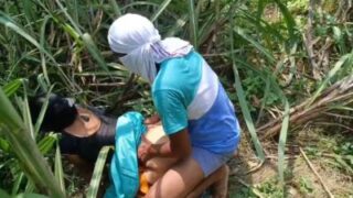 Nyonya Digocok Kuli Di Luar Rumah Ala India, Panas Dan Basah.