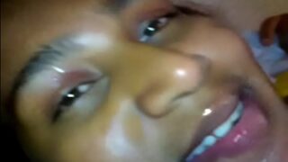 Seorang Cewek Desi Dengan Nafsu Melahap Air Mani Pria Lain Dalam Video Seks Desi Yang Panas