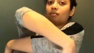 Video Nisha Buka Baju Kaos Desi, Goyangin Tits Sampe Basah.