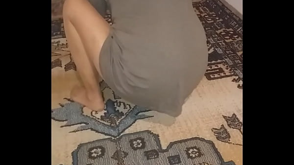 Olgun Türk Kadını, Seksi Tül çoraplarla Yerde Kıvranarak Halıyı Siliyor, Dudaklarından Damlayan Terle Her Anını Daha Da Azgınlaştırıyor.