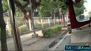 Ajak Naik Tuk-tuk, Emak-emak Thailand Langsung Nungging Sama Kontol Gede.