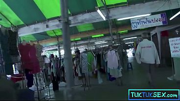 Lidahnya Ditindik, Si Thai Milf Mungil Digebuk Dua Bule Di Hotel.
