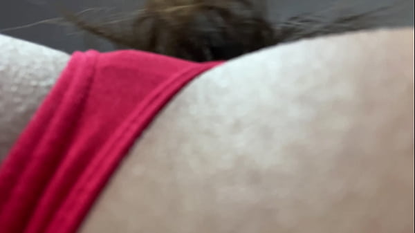 Duduk Di Muka, Pandangan Bawah, Si Ibu Asia Bikin Malu Sambil Mainin Kontol.