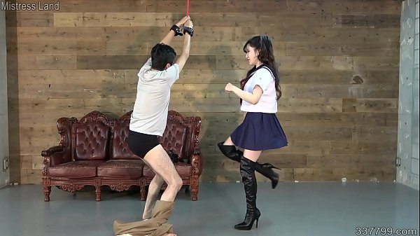 Cewek Jepang Pake Kostum Cosplay, Gebugin Bola Sambil Crot Terus