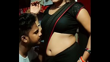 Desi Bhabhi Saree Navel Basah Kena Jilat Penuh Nafsu