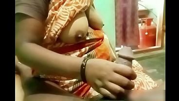 Bokep India, Tante Tua Masturbasi Kontol Bocah Sampai Muncrat.