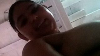 Gadis Desi Nggak Tahu Malu Melebarkan Pantatnya Di Kamar Mandi, Bikin Makin Basah