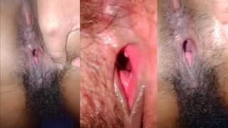 Ibu Mami Yang Horny Pamer Memek Desi Di Depan Kamera.