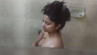 Tersembunyi Di Balik Cermin, Kamera Nakal Merekam Momen Mandi Panas Yang Bikin Malu.