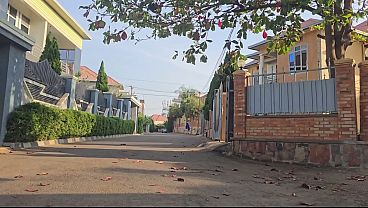 Astaga, Seorang Ibu Arab Masturbasi Memeknya Di Luar Rumah Dekat Jalan Raya