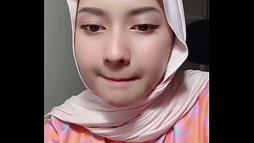 Live Jilbab Basah, Goyang-goyang Bikin Nagih